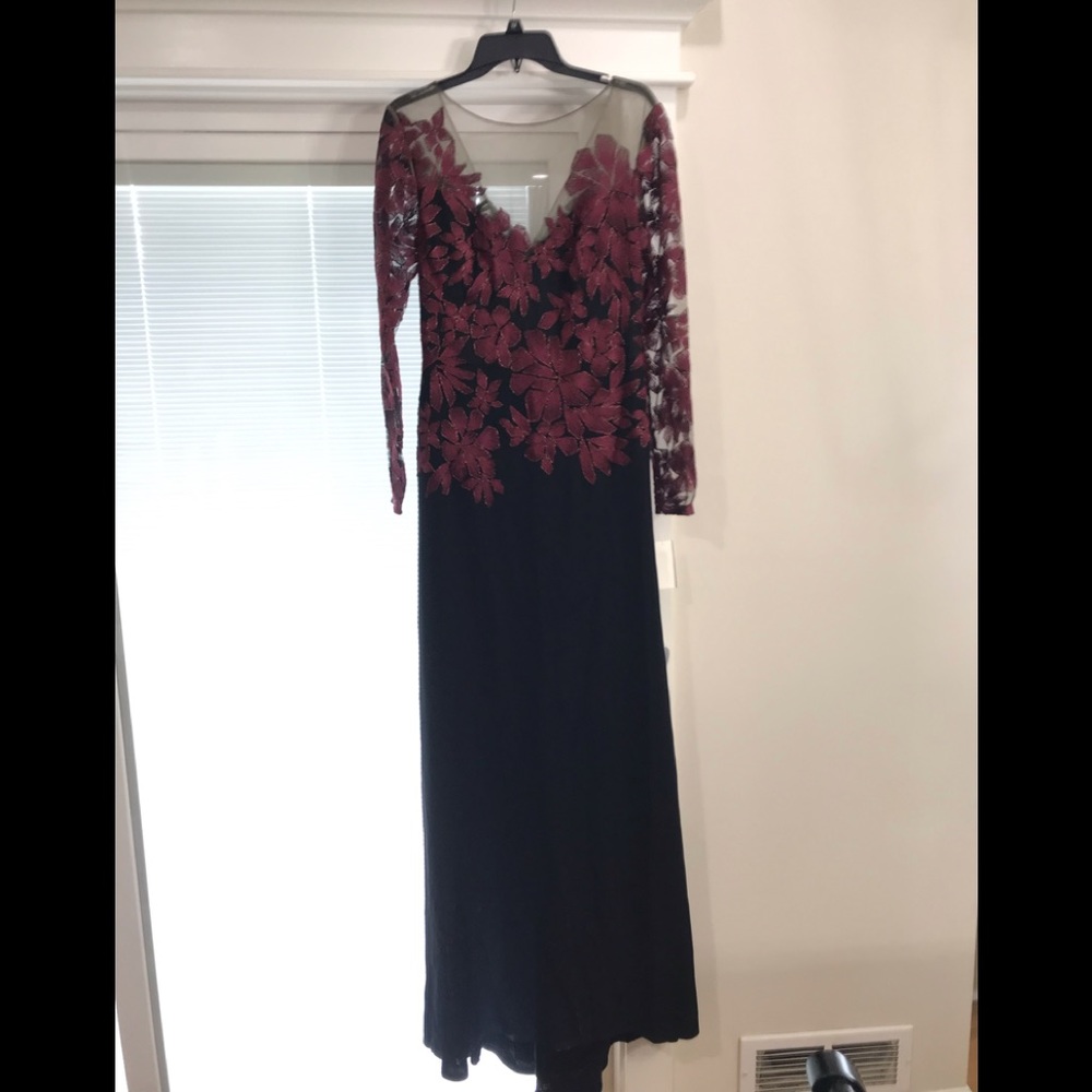 Tadashi Shoji
Cap Sleeve Lace Gown